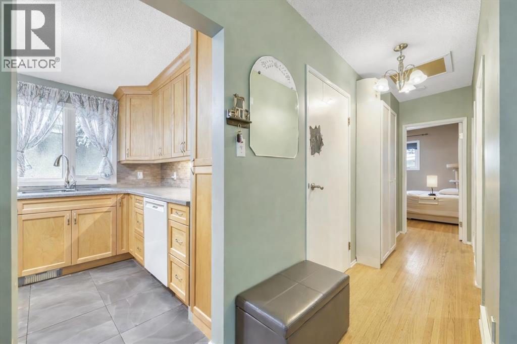 Multi-family House Bungalow for Sale in  Kingsmere Crescent SW Kingsland Calgary 