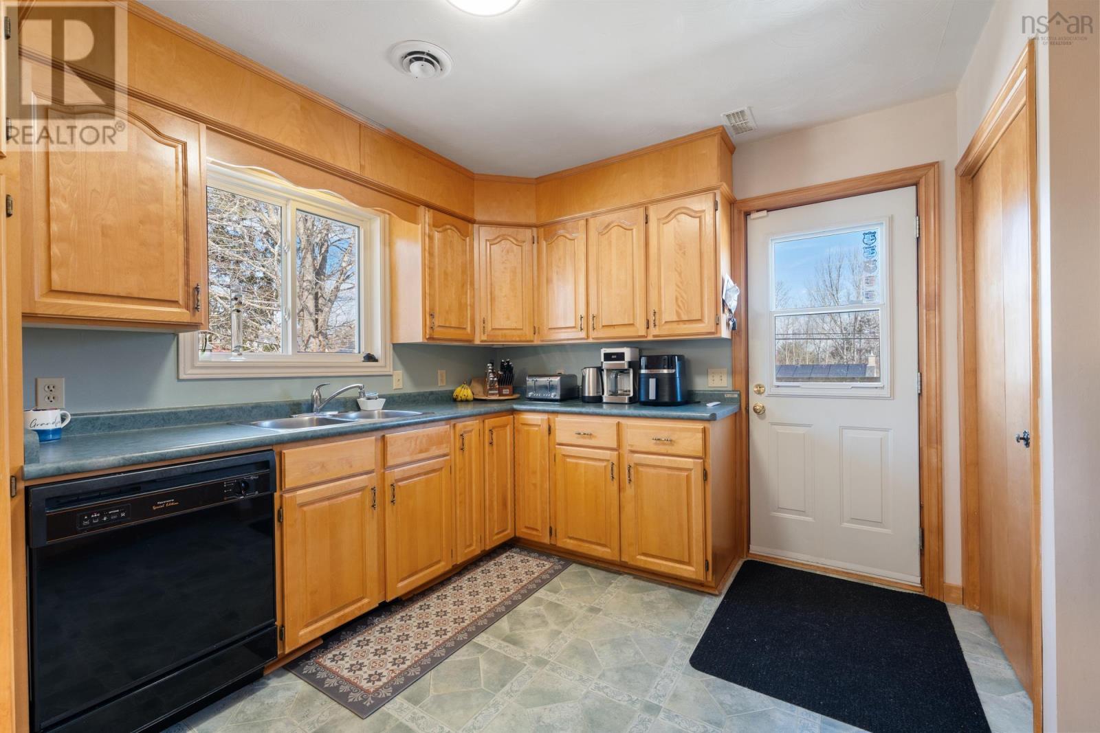 Property 4 of 47 of 2 Pinecrest Boulevard