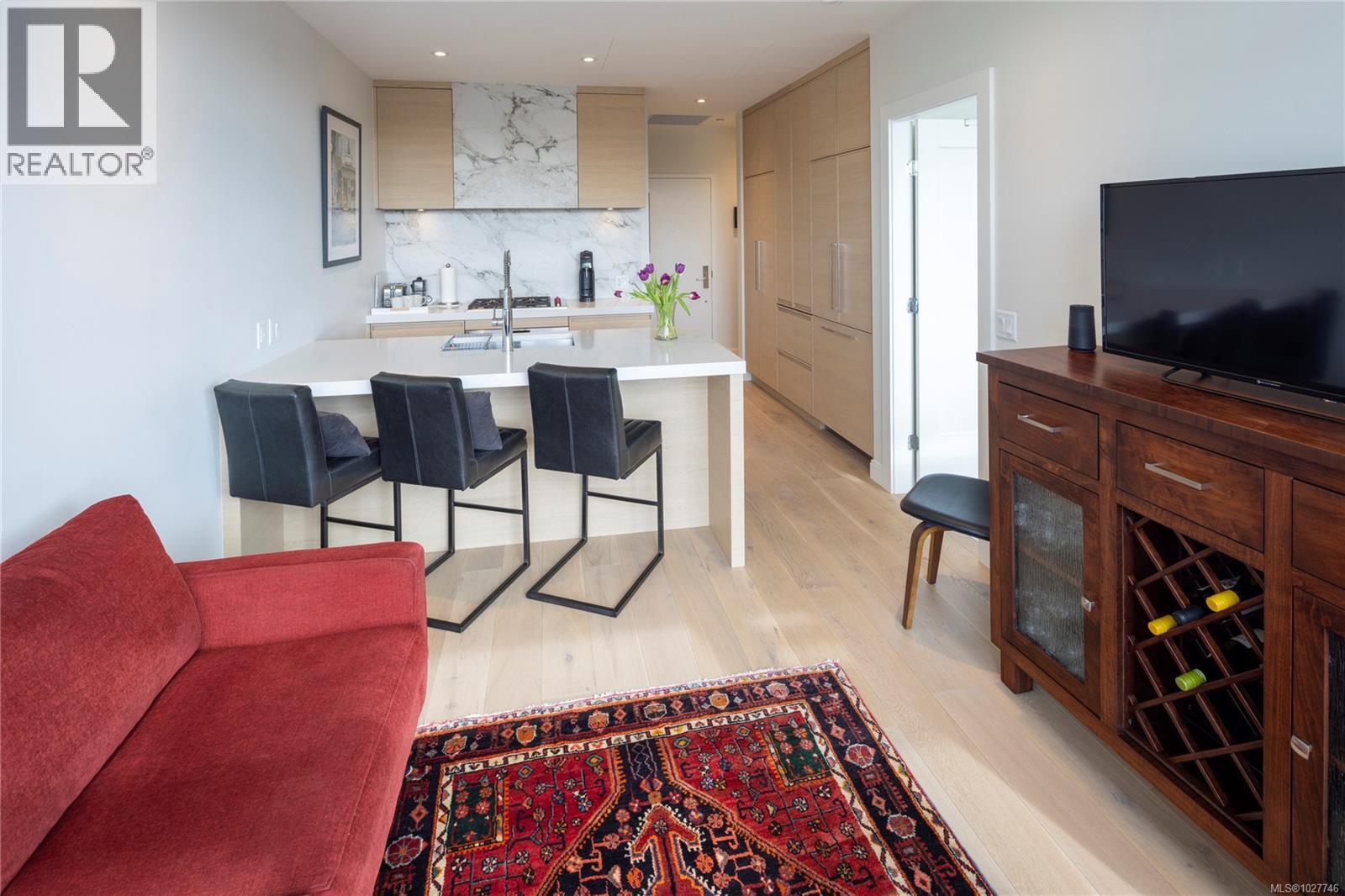 #406 1916 OAK BAY AVE - Image 2