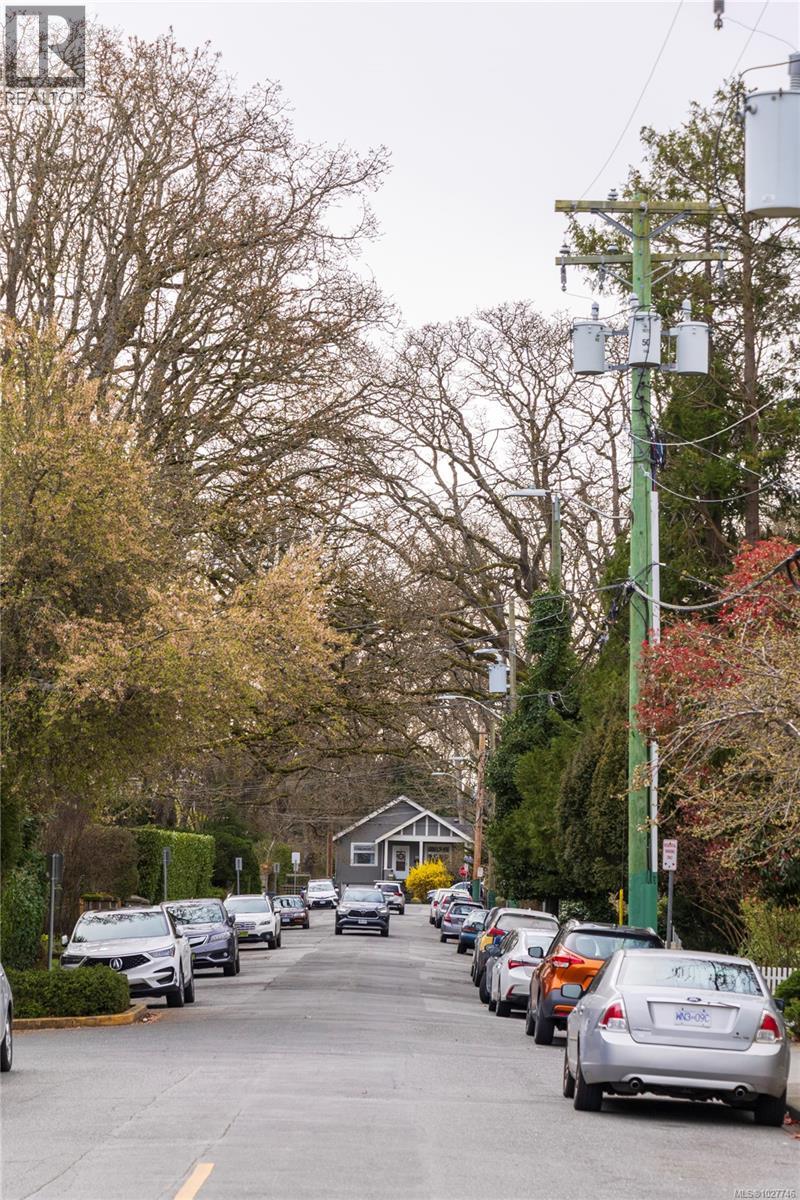 #406 1916 OAK BAY AVE - 24