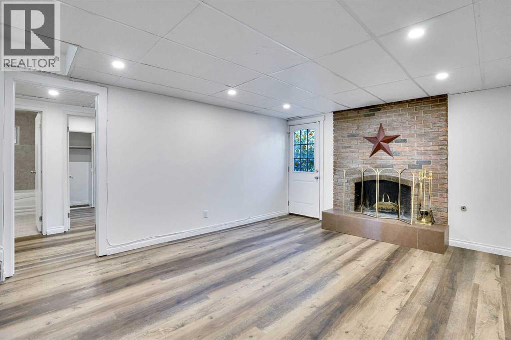 Single Family House 4 Level for Sale in  Coach Manor Rise SW Coach Hill Calgary 