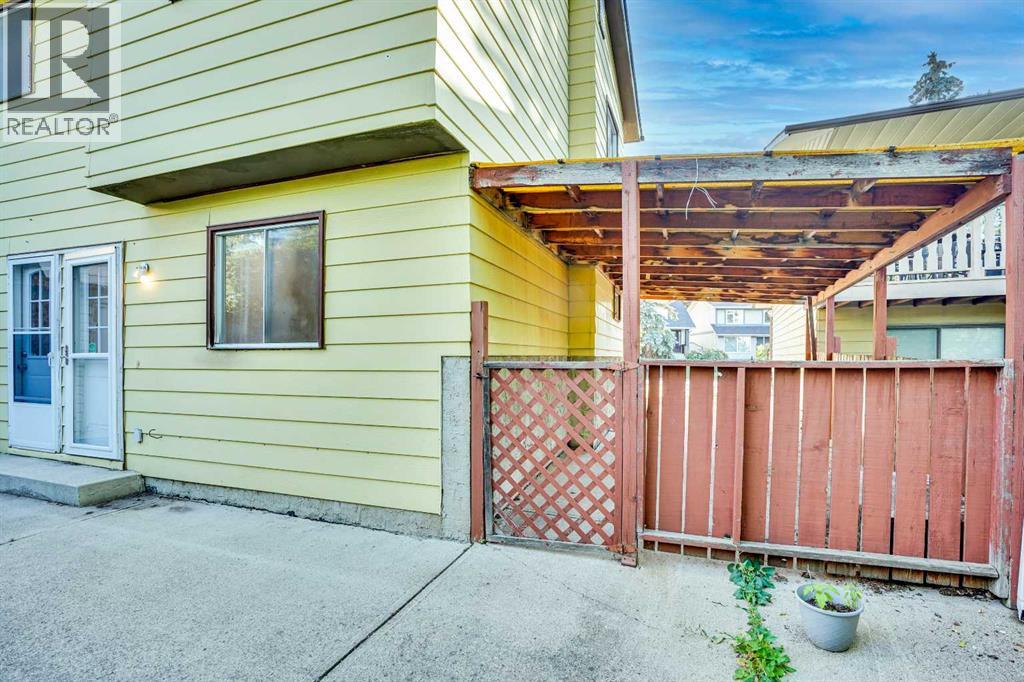 Single Family House 4 Level for Sale in  Coach Manor Rise SW Coach Hill Calgary 