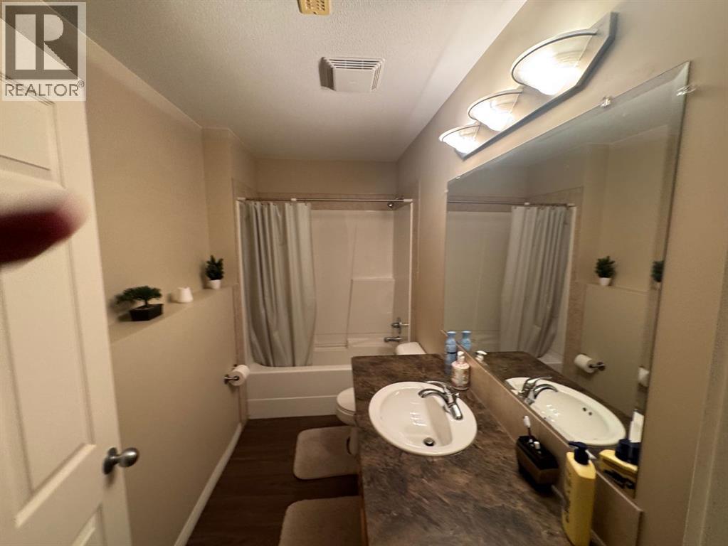 Single Family House Bi-level for Sale in  SUNRIDGE Boulevard W Sunridge Lethbridge 