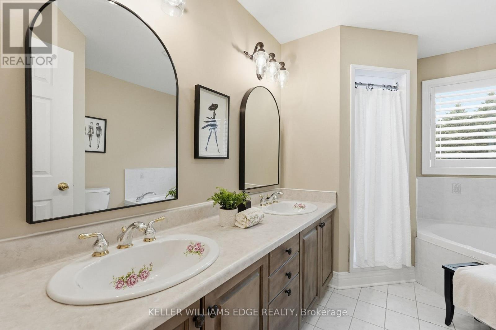 39 WINEGARDEN TRAIL - 32