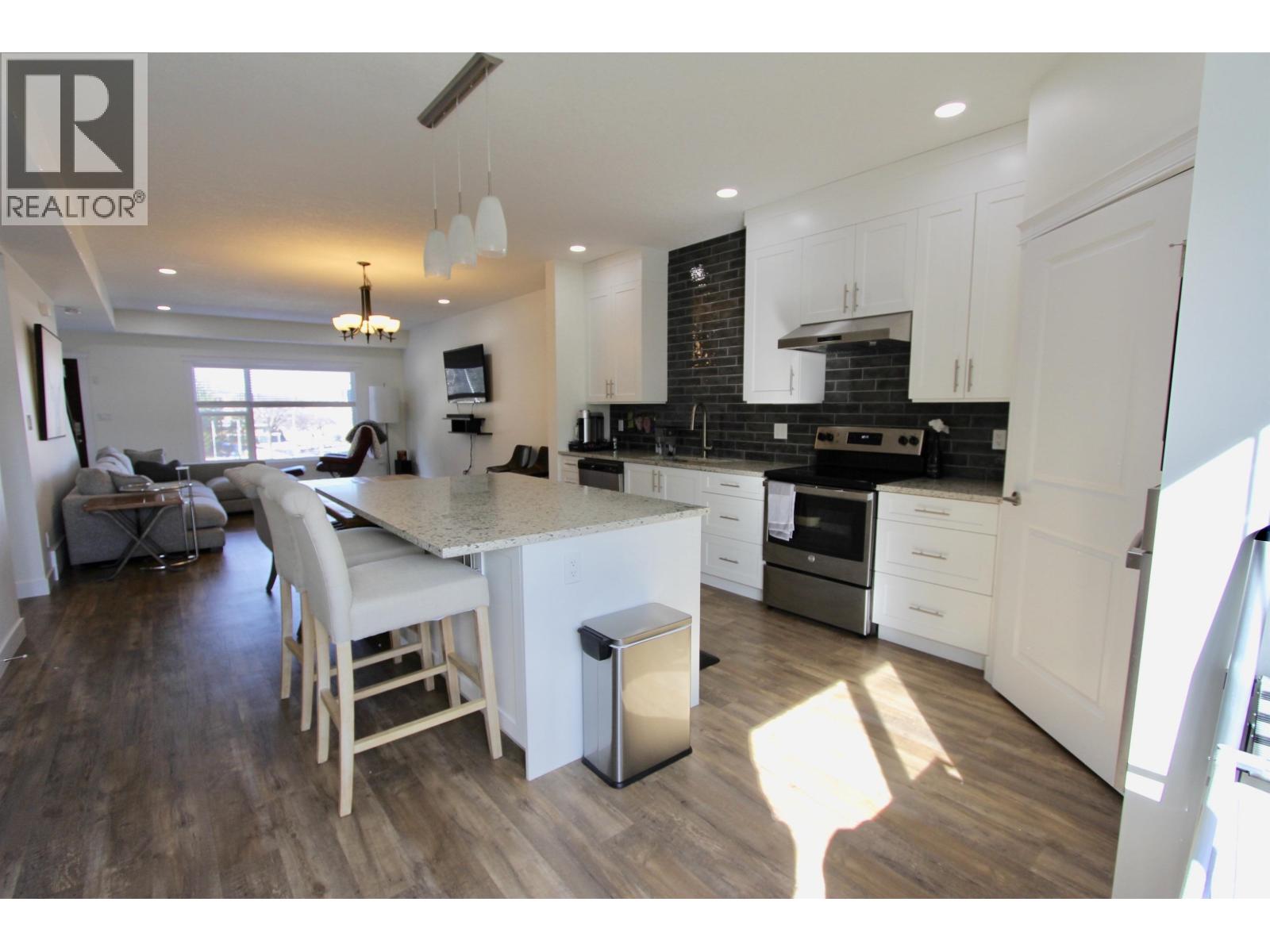 #102 985 PATRICIA BOULEVARD - 5
