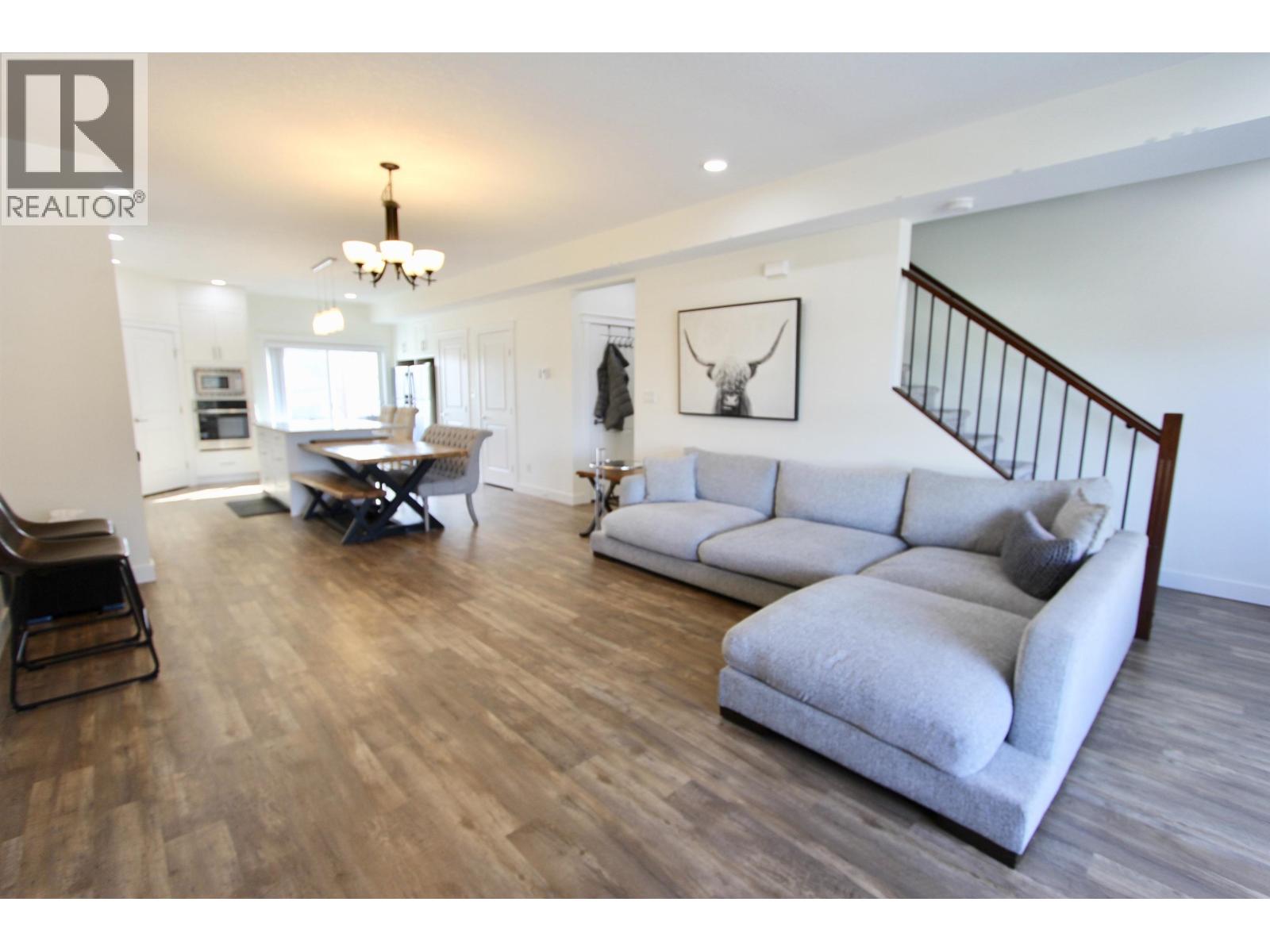 #102 985 PATRICIA BOULEVARD - 2