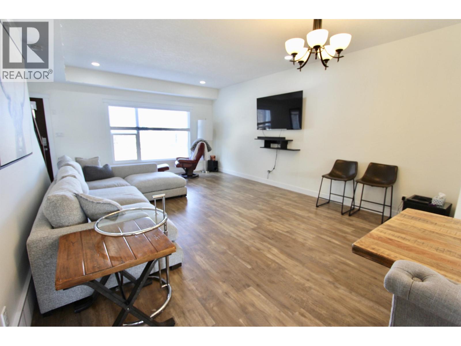 #102 985 PATRICIA BOULEVARD - 10