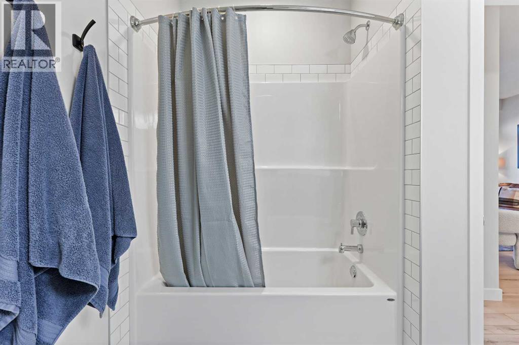 Single Family House for Sale in   Les Jardins Park SE Douglasdale/Glen Calgary 