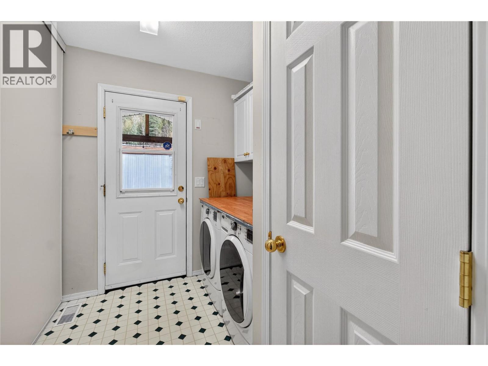 5 HIGHWAY 97A SICAMOUS Sicamous Creek Mobile Home Park Creek Unit# 11, Sicamous