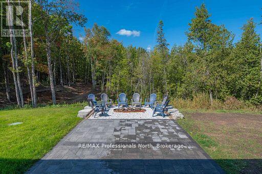 Spacious Patio between the lawn