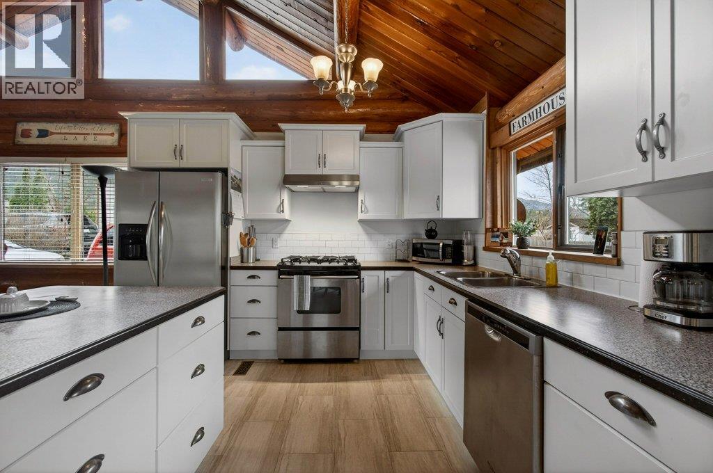 1421 10 Street SW, Salmon Arm