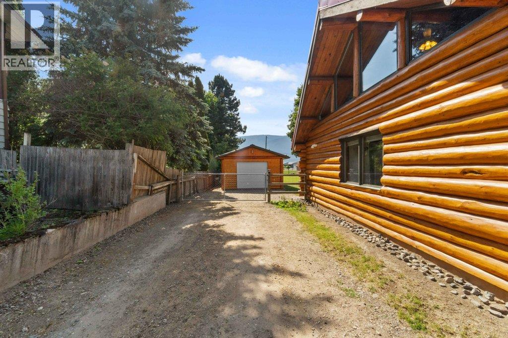 1421 10 Street SW, Salmon Arm