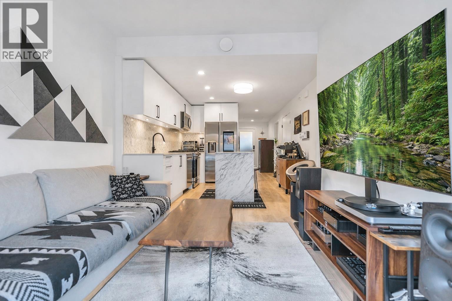 146 545 E 2ND STREET, North Vancouver