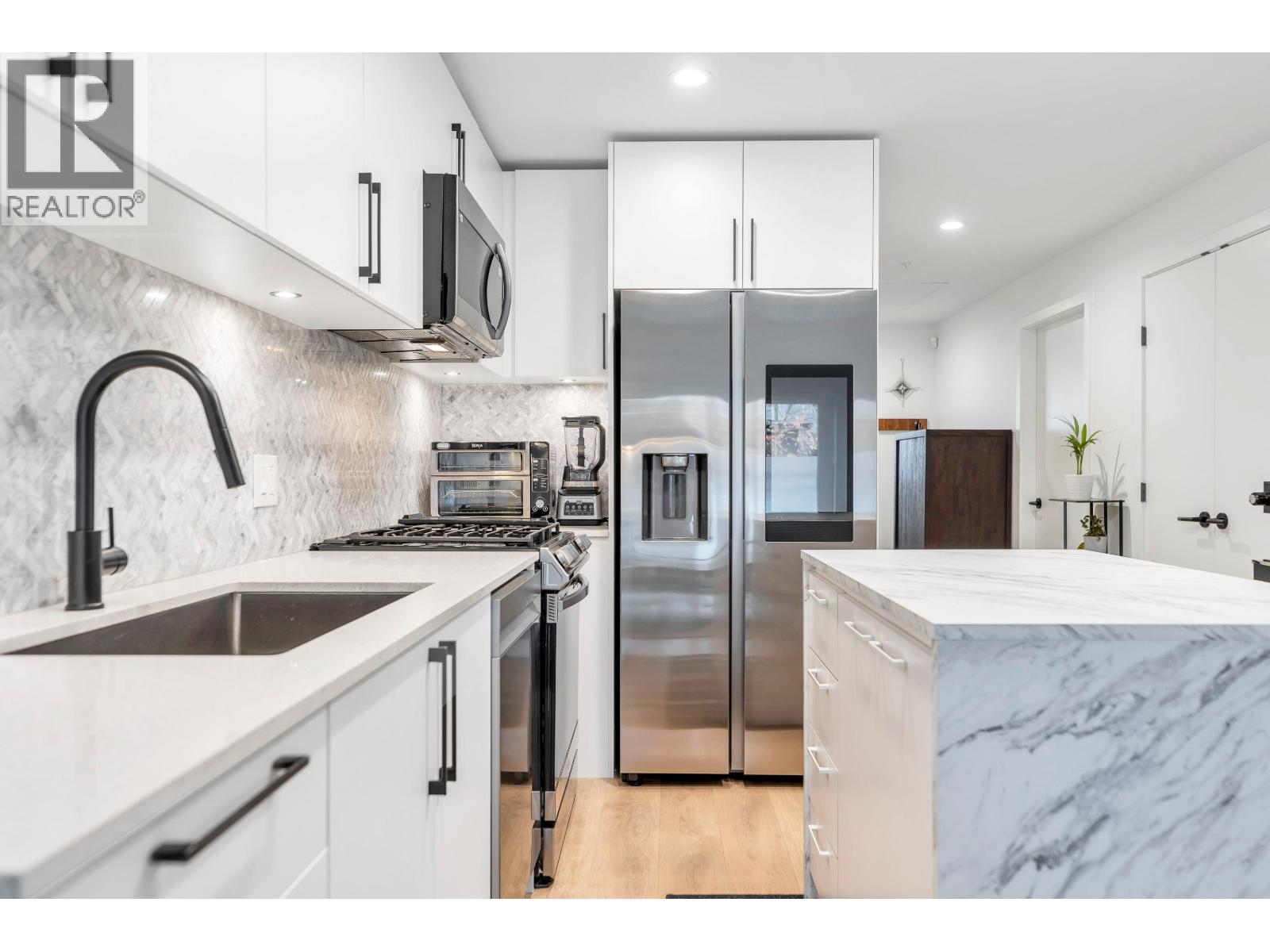 146 545 E 2ND STREET, North Vancouver