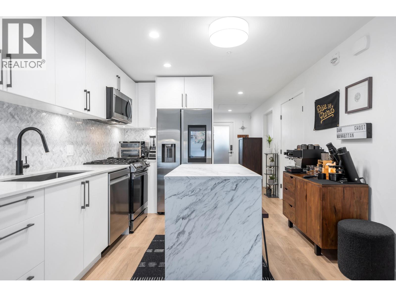 146 545 E 2ND STREET, North Vancouver