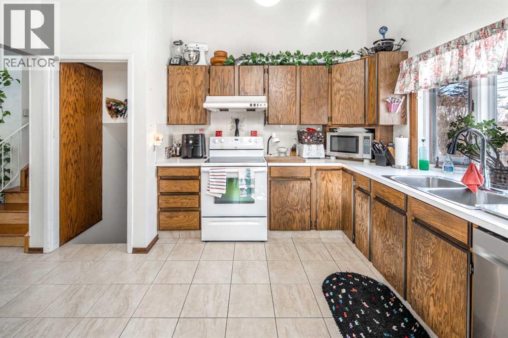 Single Family House 4 Level for Sale in  Varsity Drive NW Varsity Calgary 