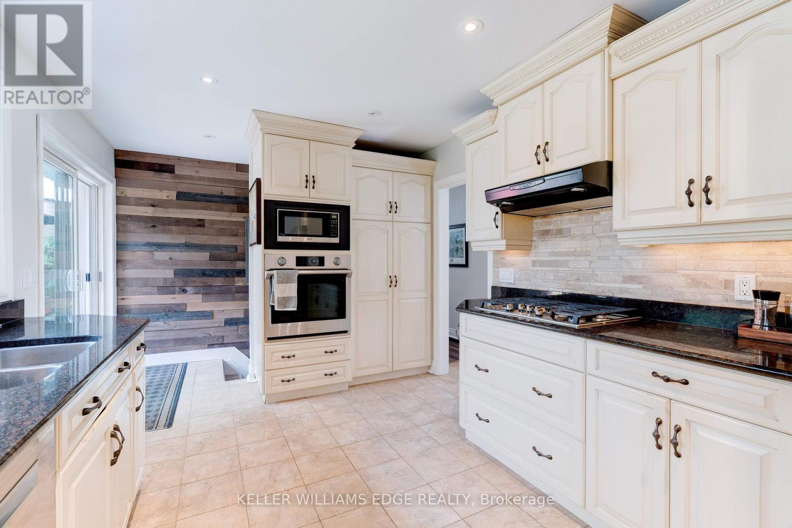 4391 LAKESHORE ROAD - 13