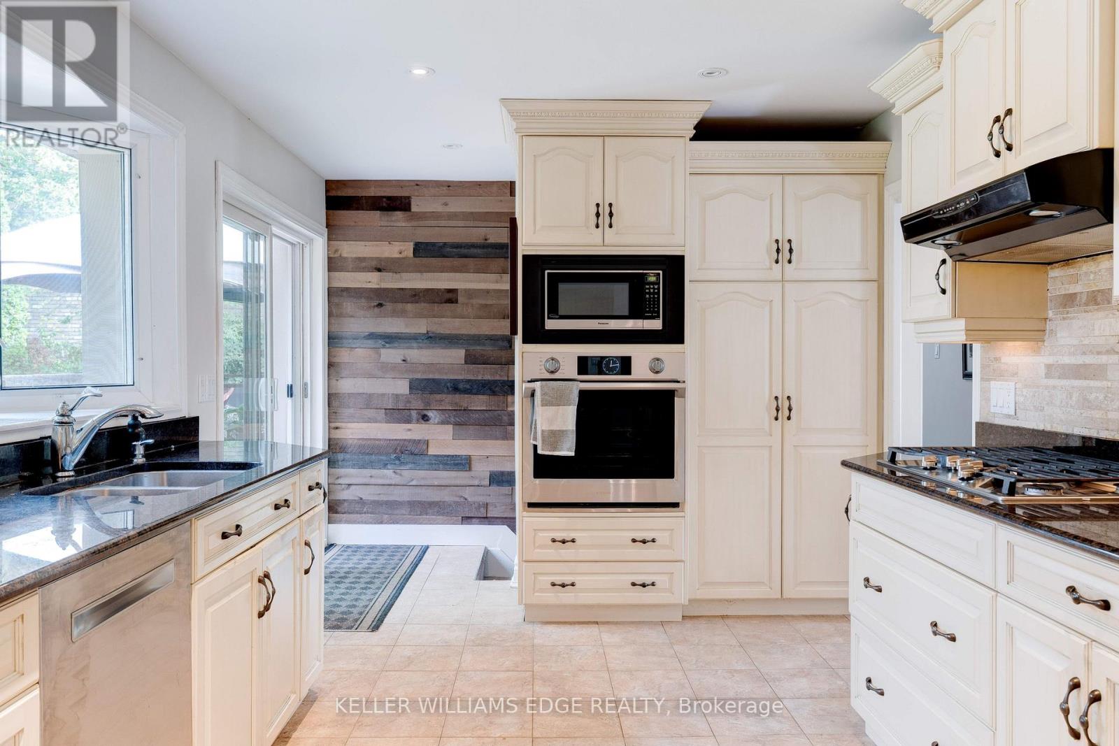 4391 LAKESHORE ROAD - 12