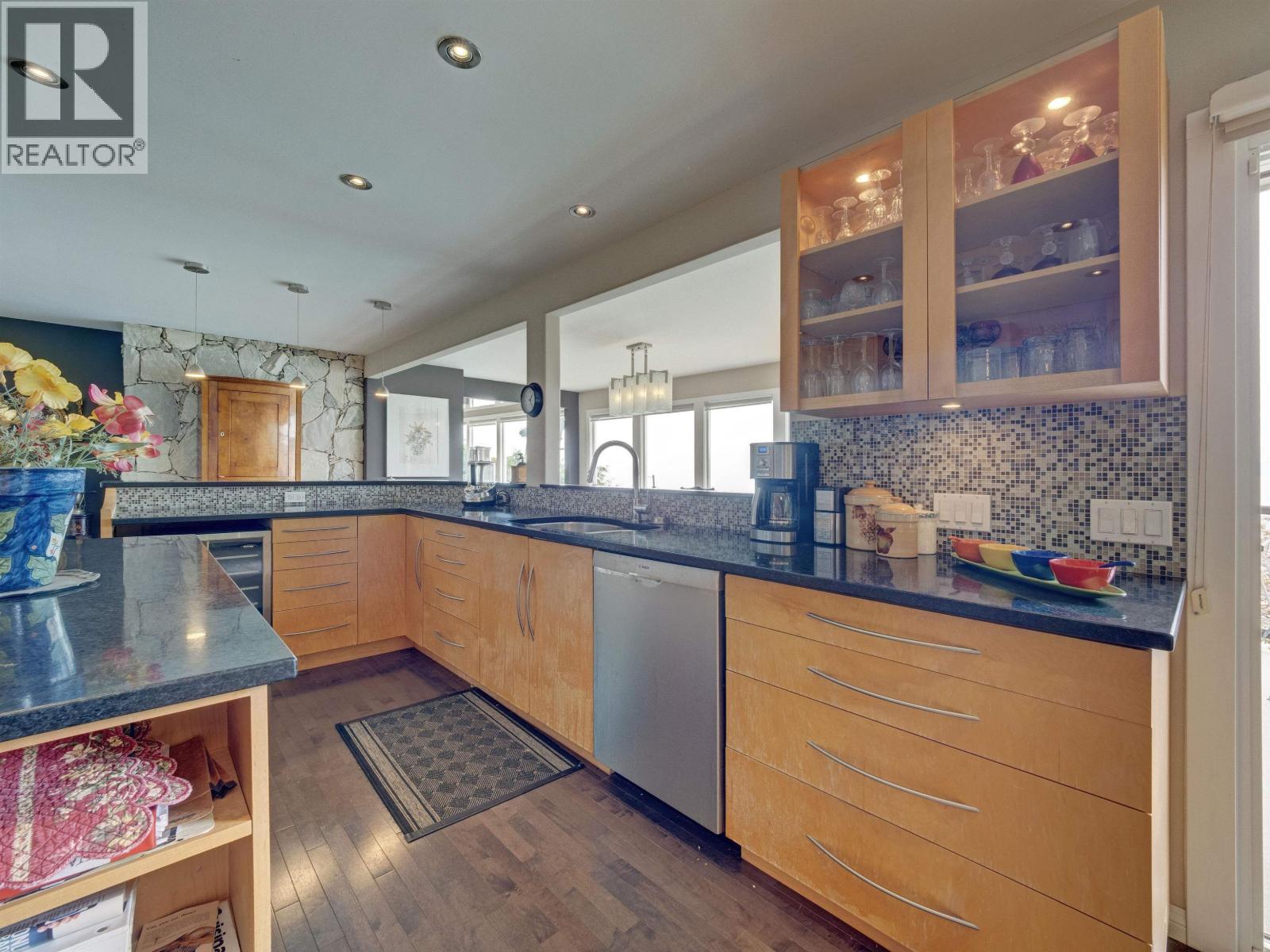 5951 SUNSHINE COAST HIGHWAY, Sechelt