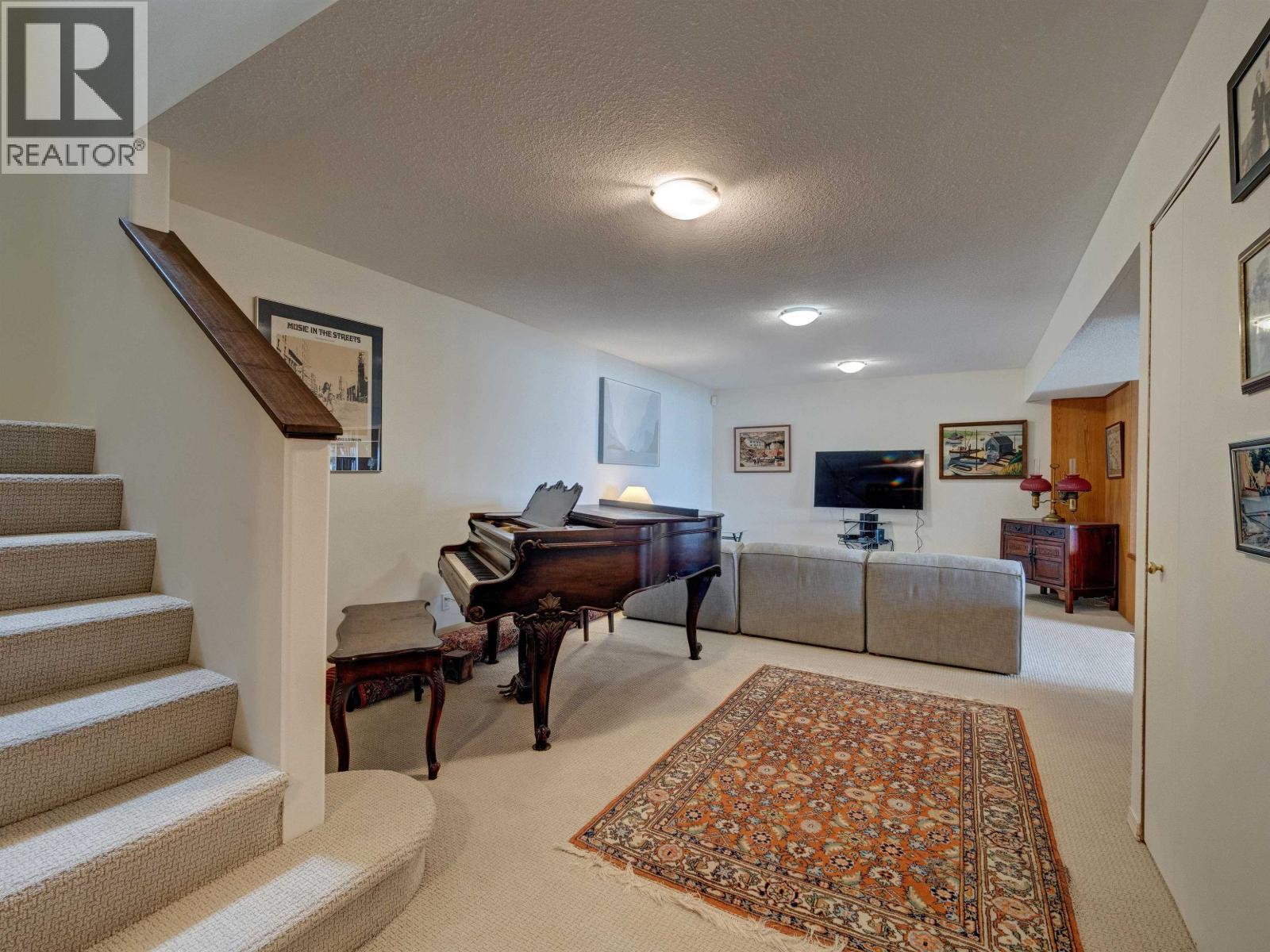 5951 SUNSHINE COAST HIGHWAY, Sechelt