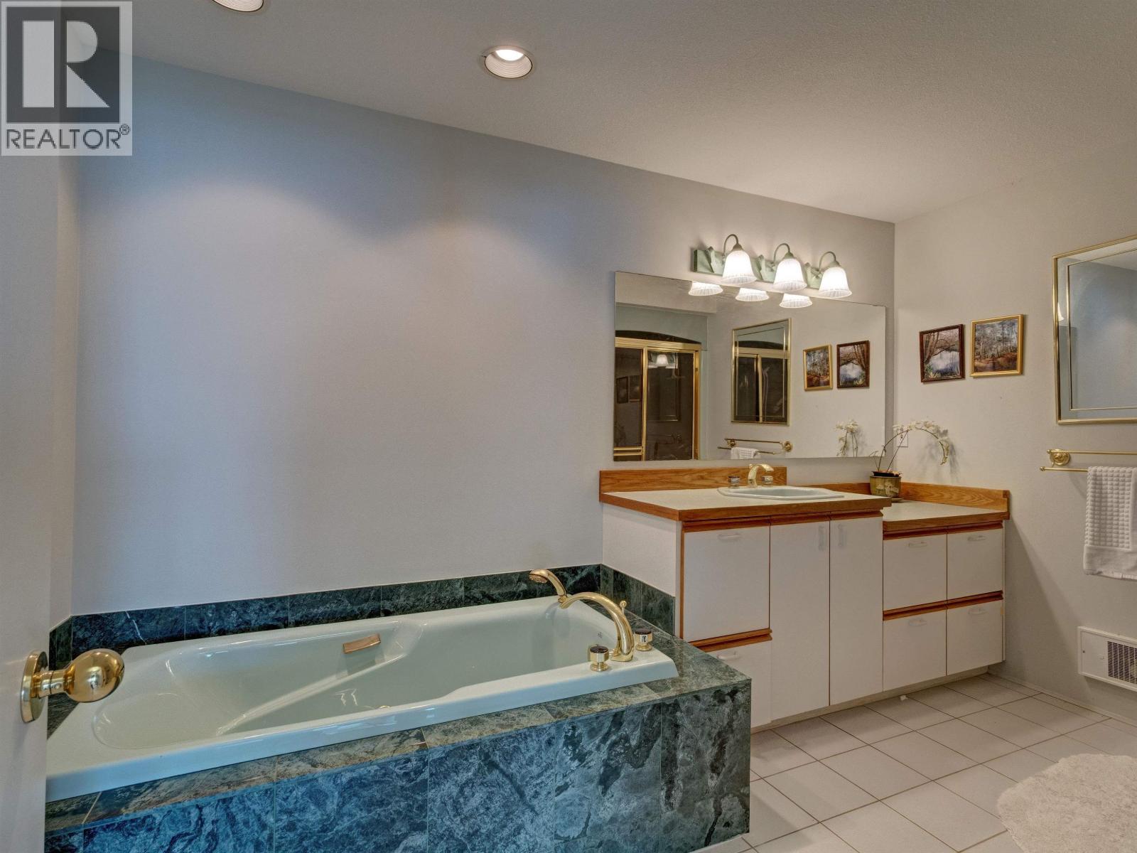 5951 SUNSHINE COAST HIGHWAY, Sechelt