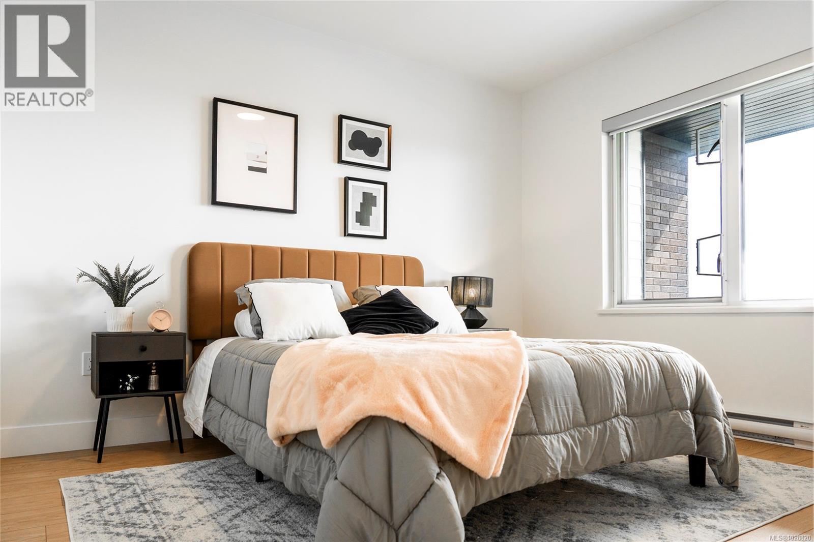 #304 45 HALIBURTON ST - 32