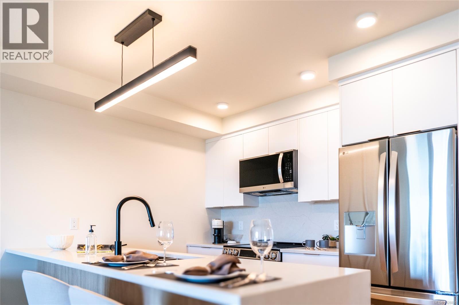 #304 45 HALIBURTON ST - 25