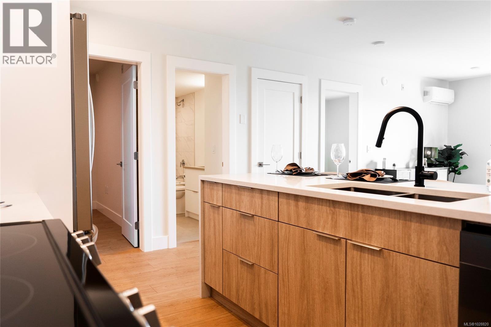 #304 45 HALIBURTON ST - 16