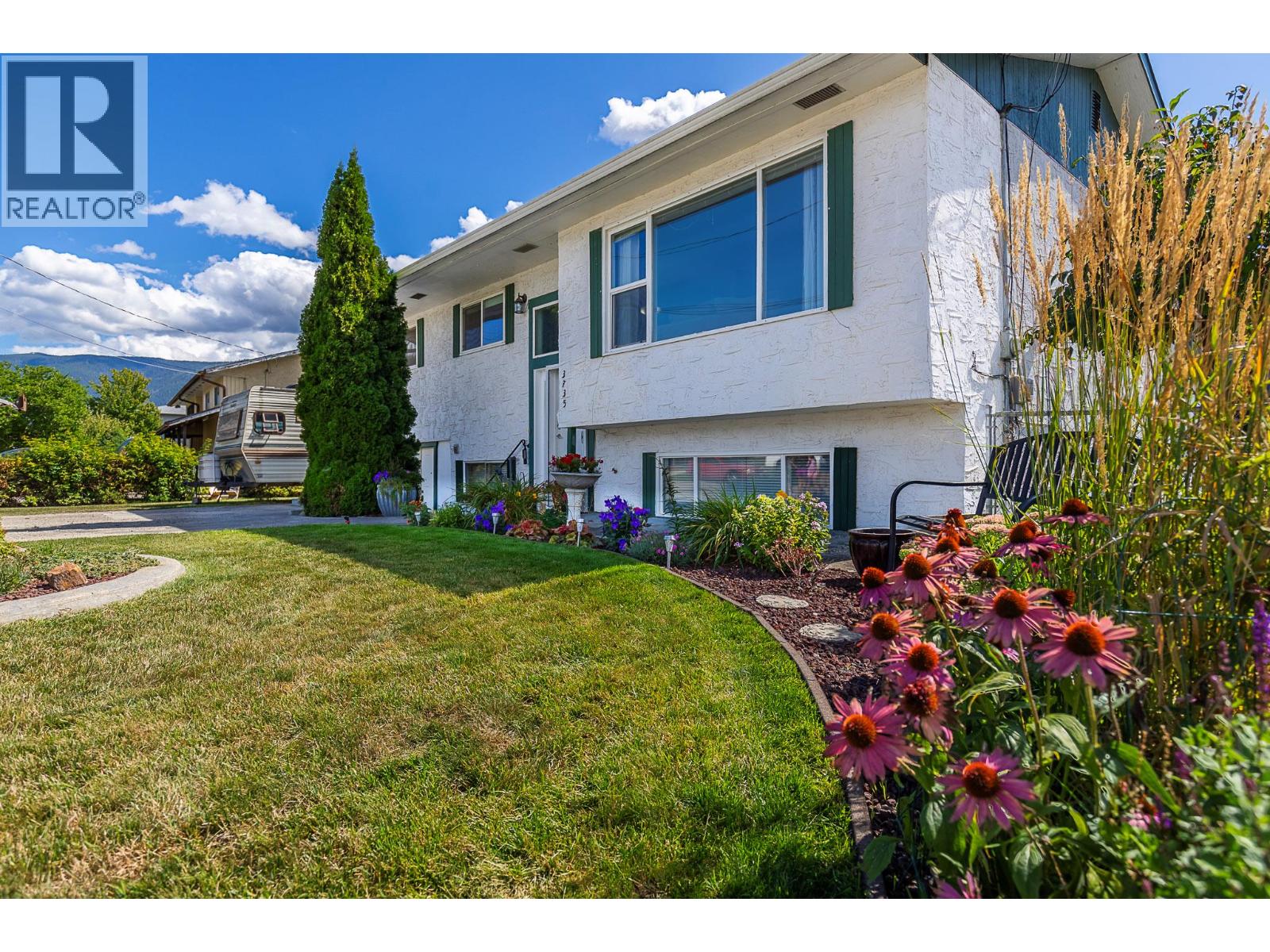 3735 Patten Crescent, Armstrong