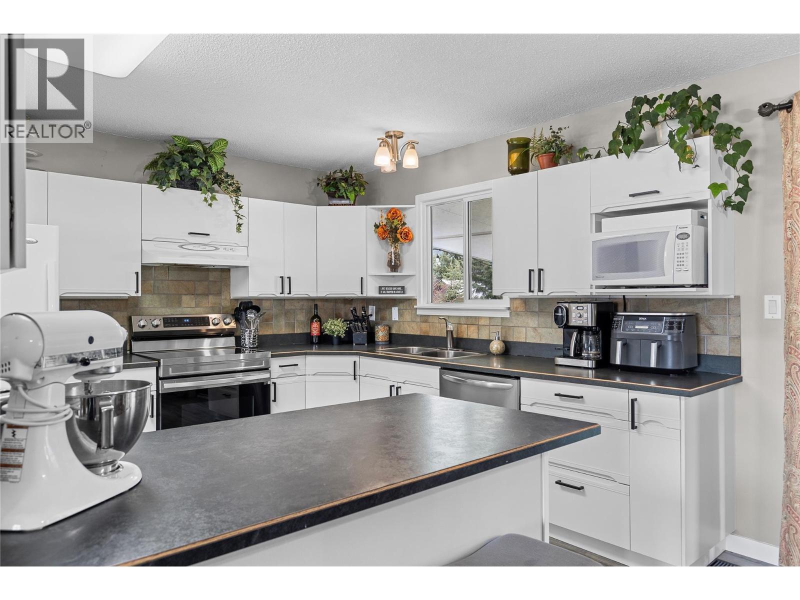 3735 Patten Crescent, Armstrong