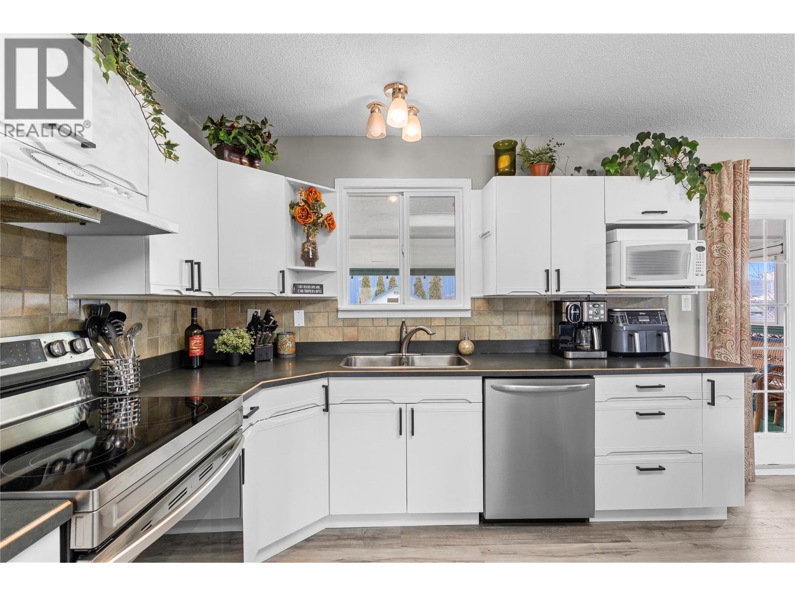 3735 Patten Crescent, Armstrong