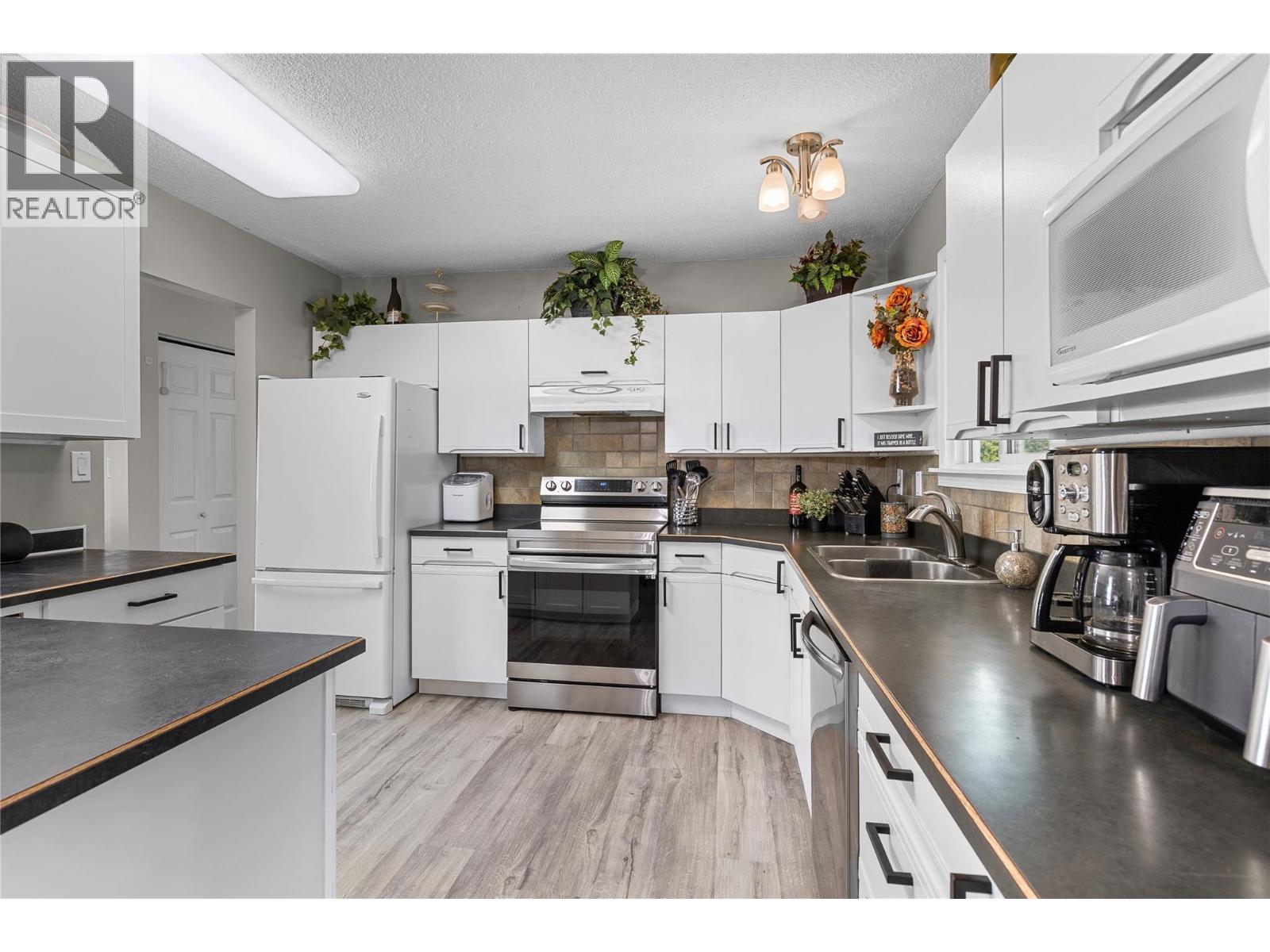 3735 Patten Crescent, Armstrong