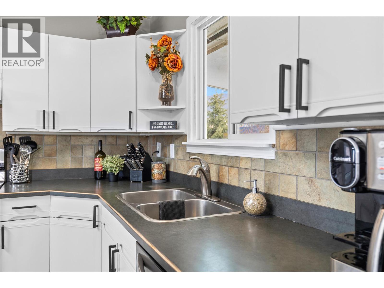 3735 Patten Crescent, Armstrong