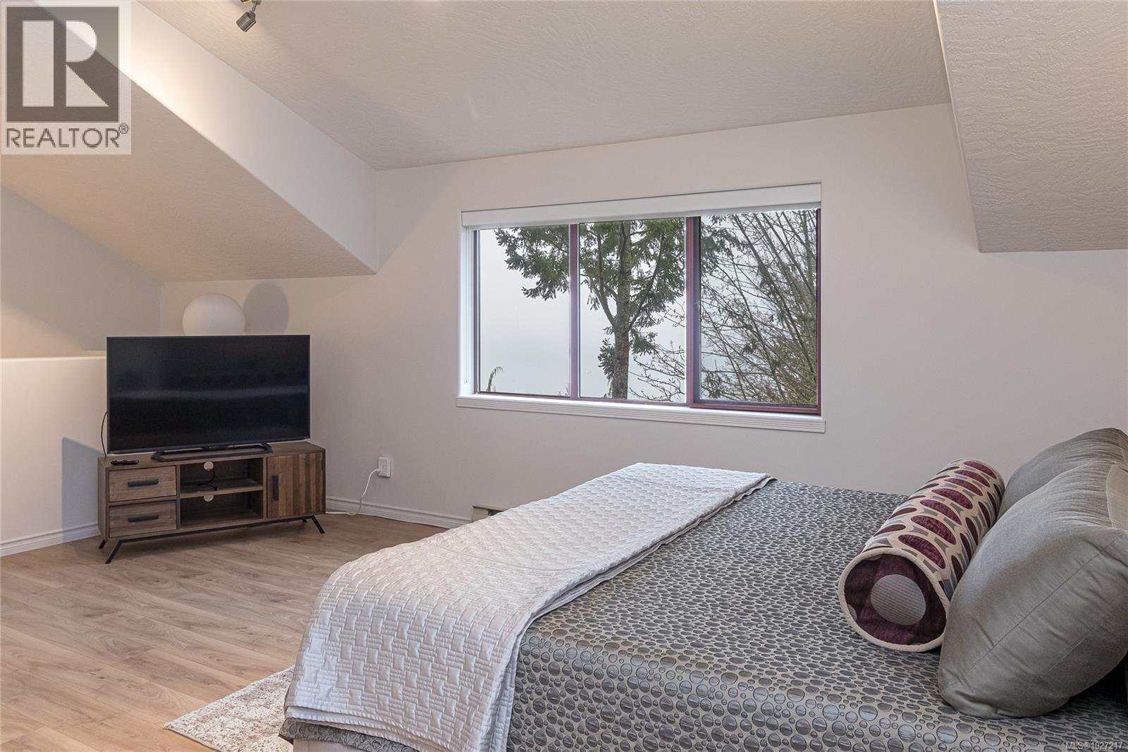 1126 HIGHVIEW PL - 55