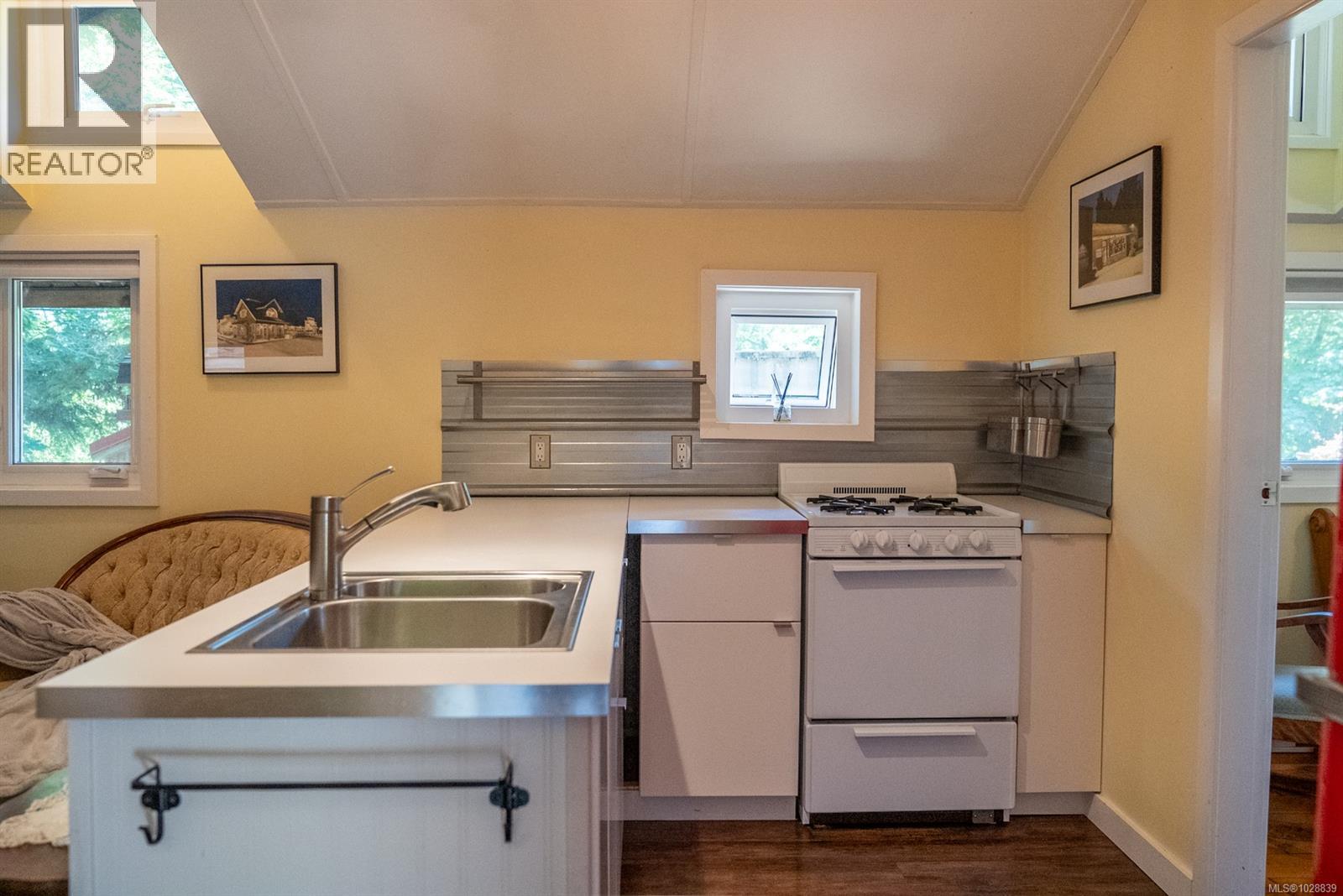 9907 Gowlland Point Rd - 28