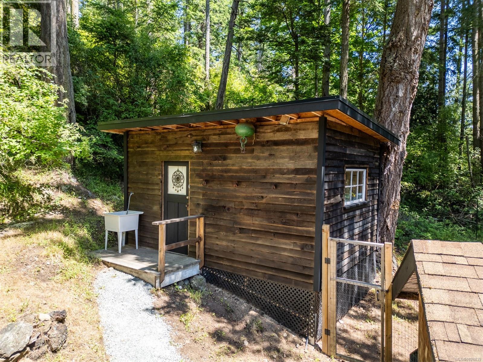 9907 Gowlland Point Rd - 37