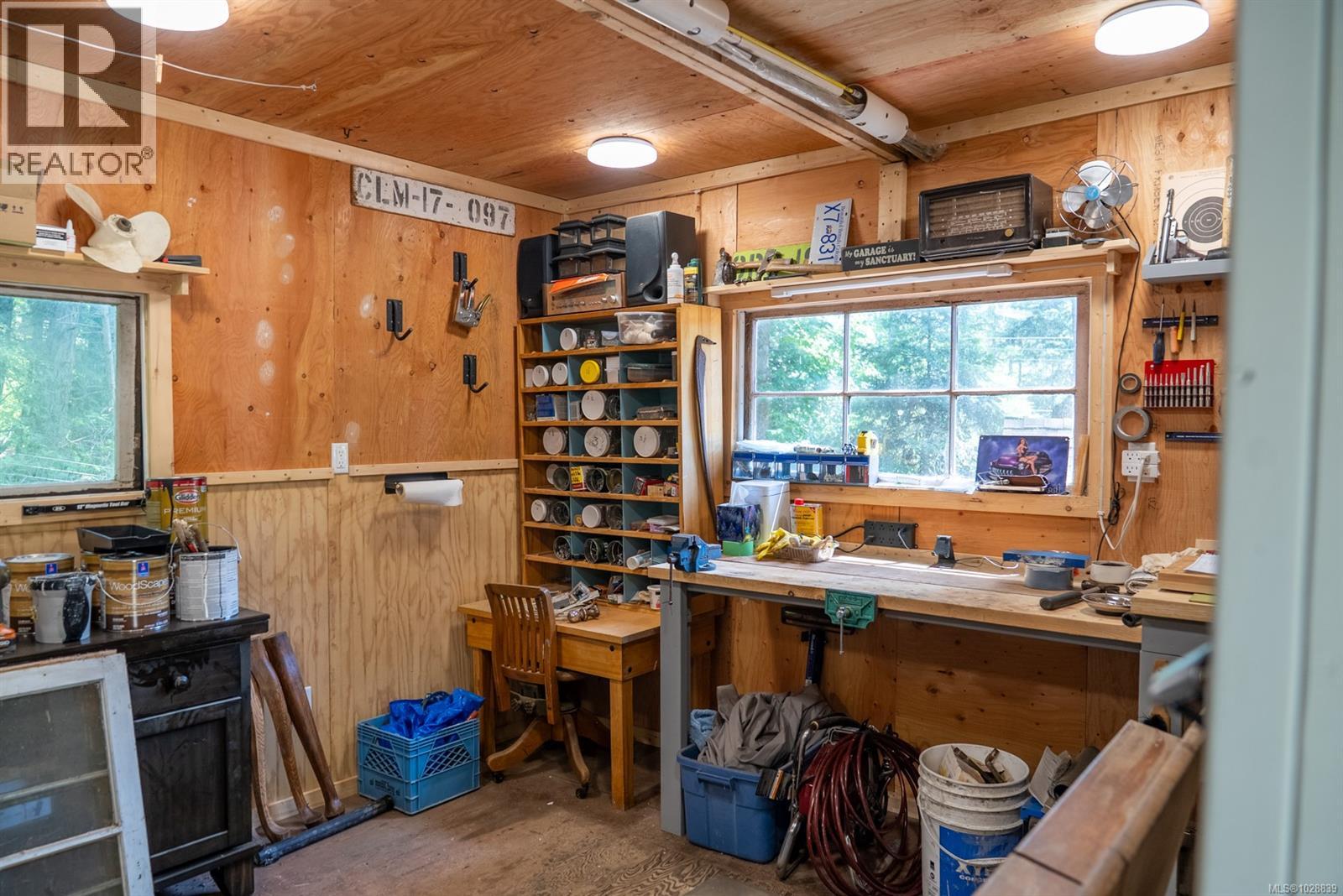 9907 Gowlland Point Rd - 39