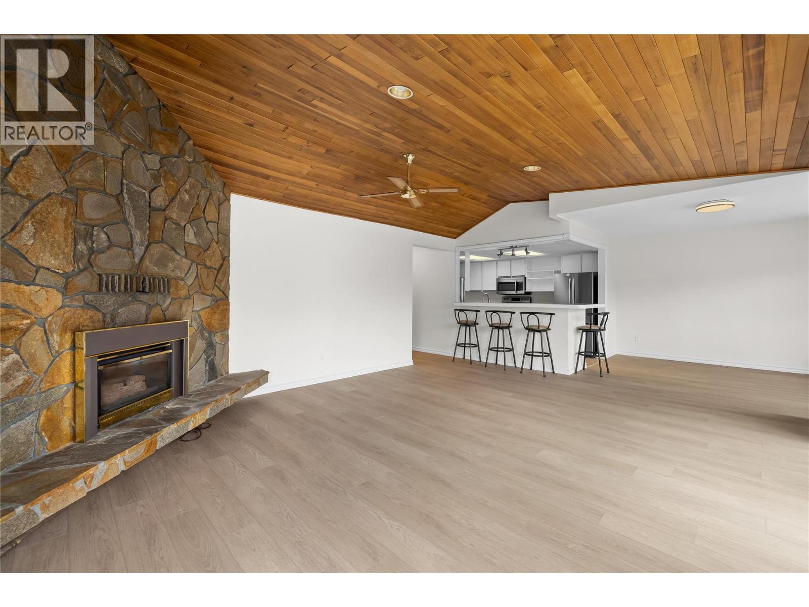 4340B Beach Avenue Unit# 209, Peachland