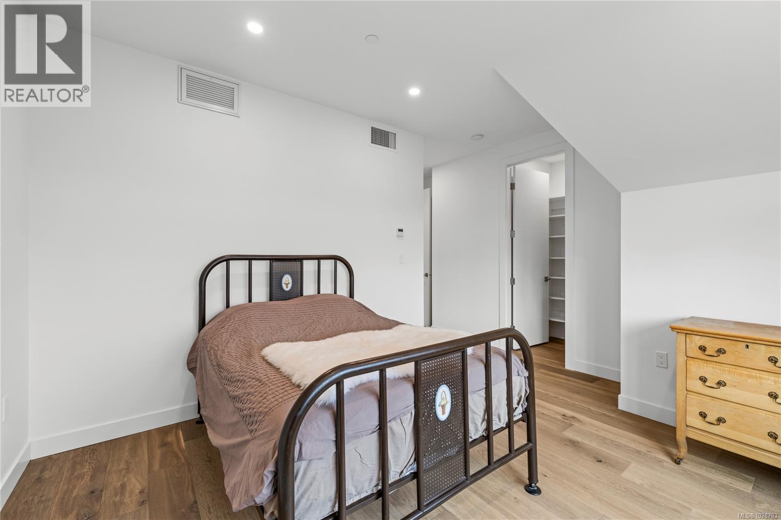 #6 180 FIRST AVE - 27