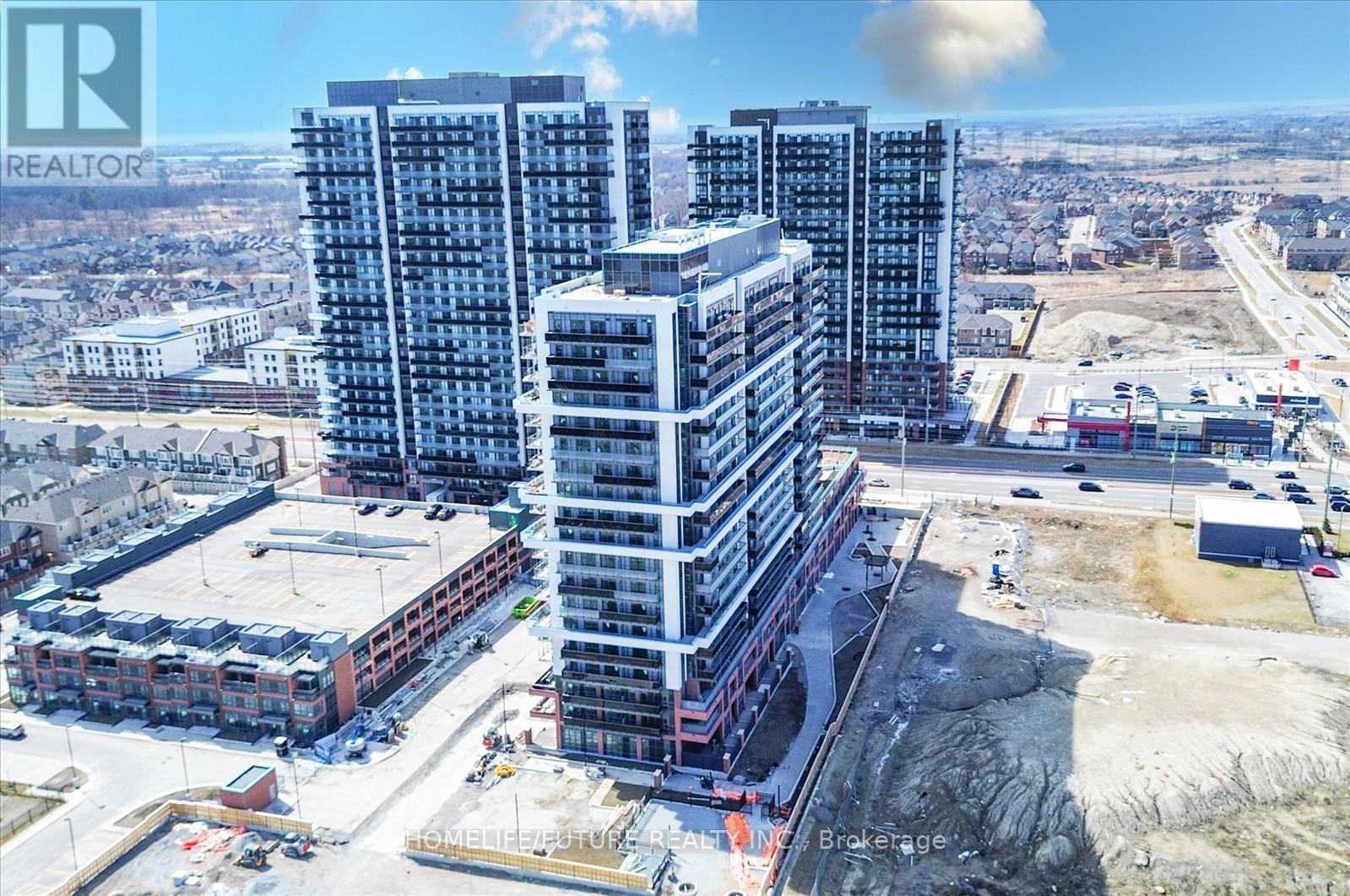 1402 - 2545 SIMCOE STREET N