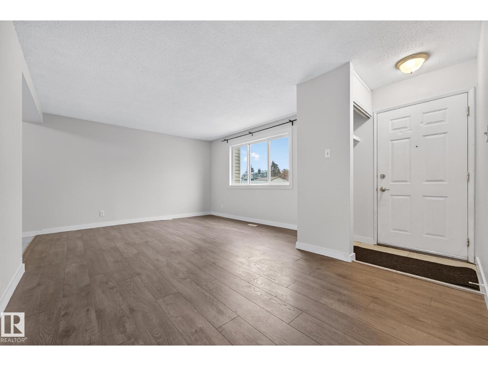 
          1414 LAKEWOOD RD W NW
            <br/>
            <span>Edmonton</span>
            , 
            <span>AB</span>
             <span>T6K3M2</span>
        