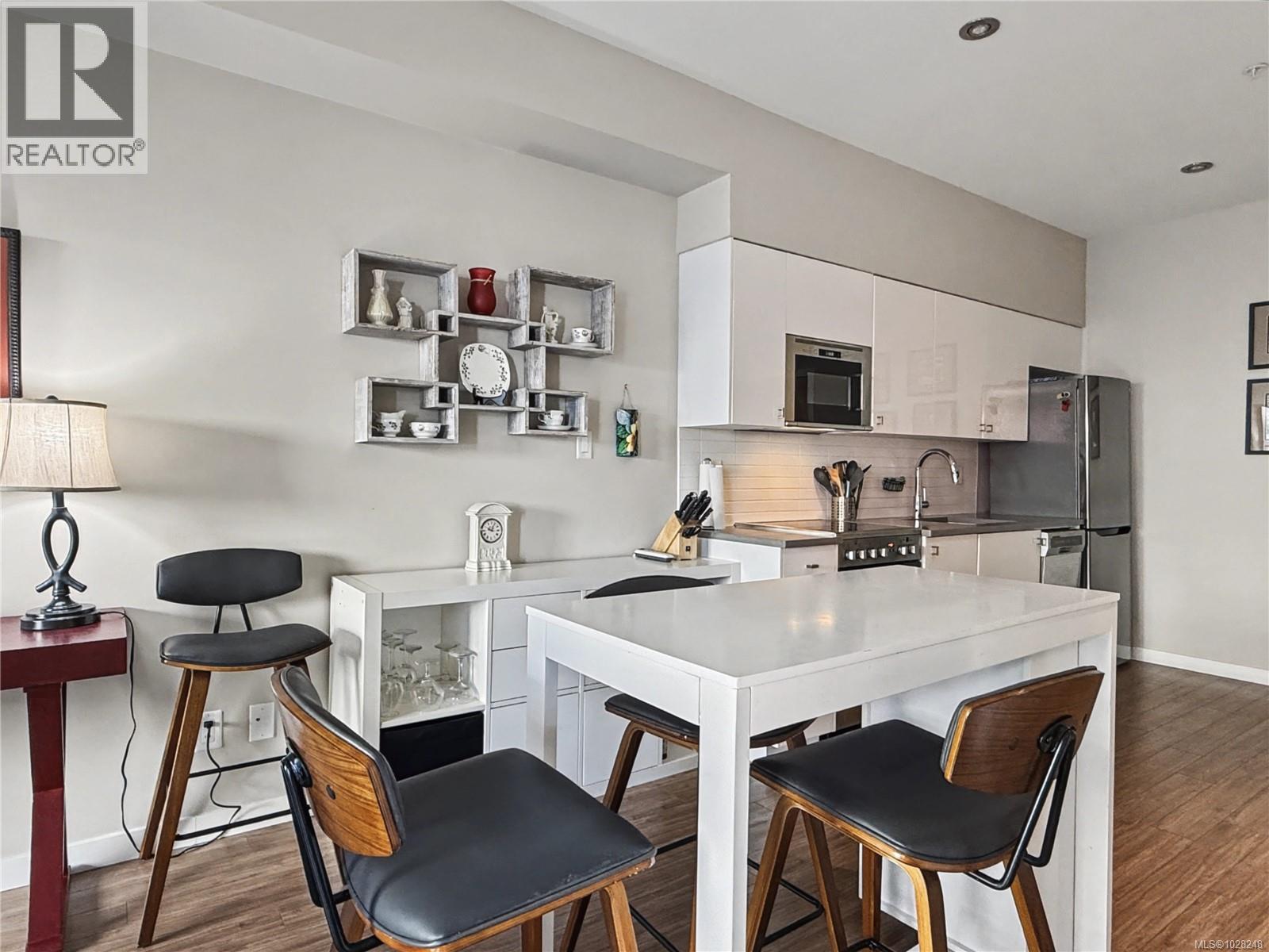 #201 785 TYEE RD - Image 3