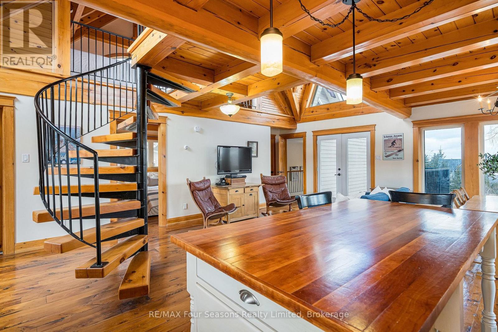 147 LAKESHORE ROAD E - 23