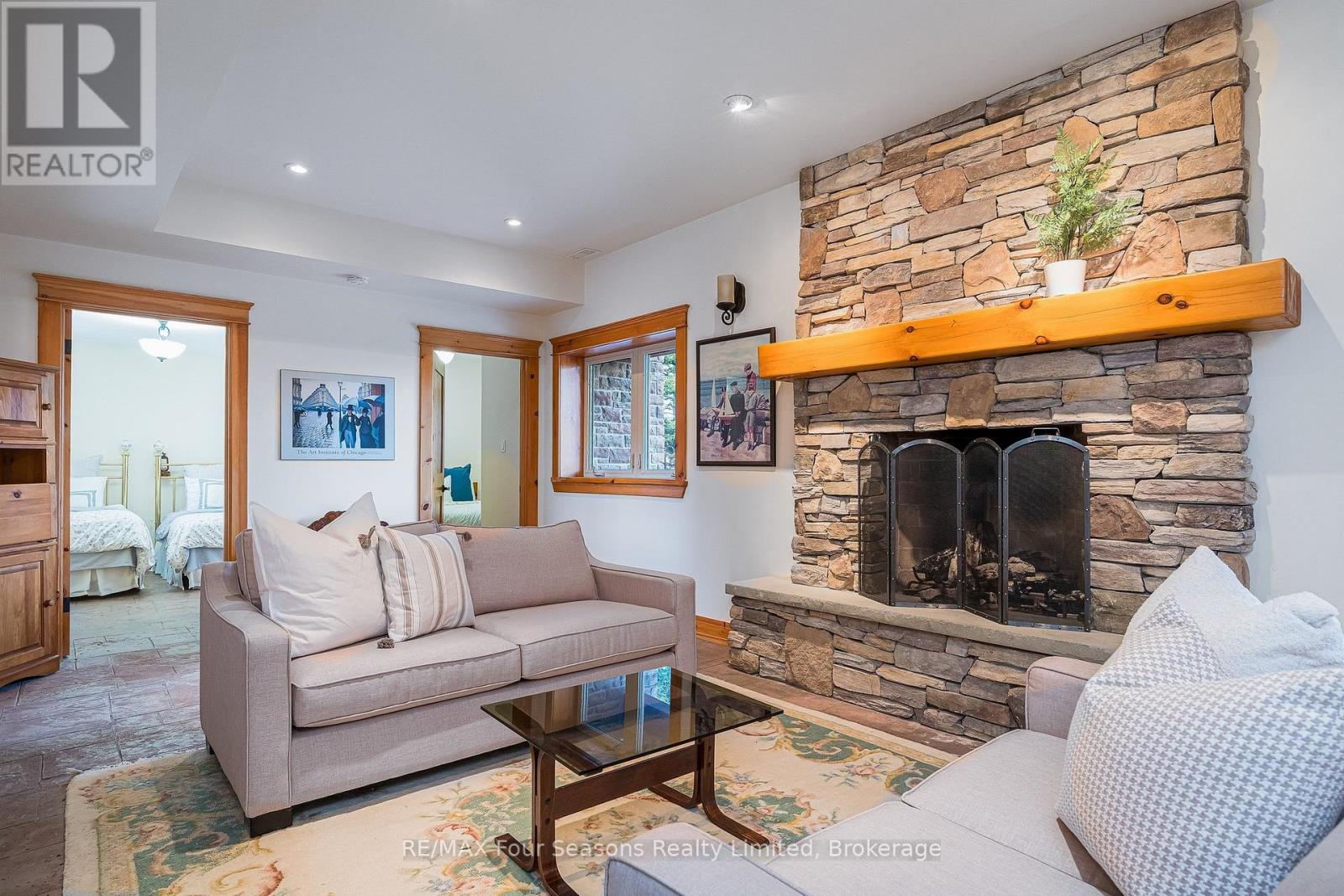 147 LAKESHORE ROAD E - 27