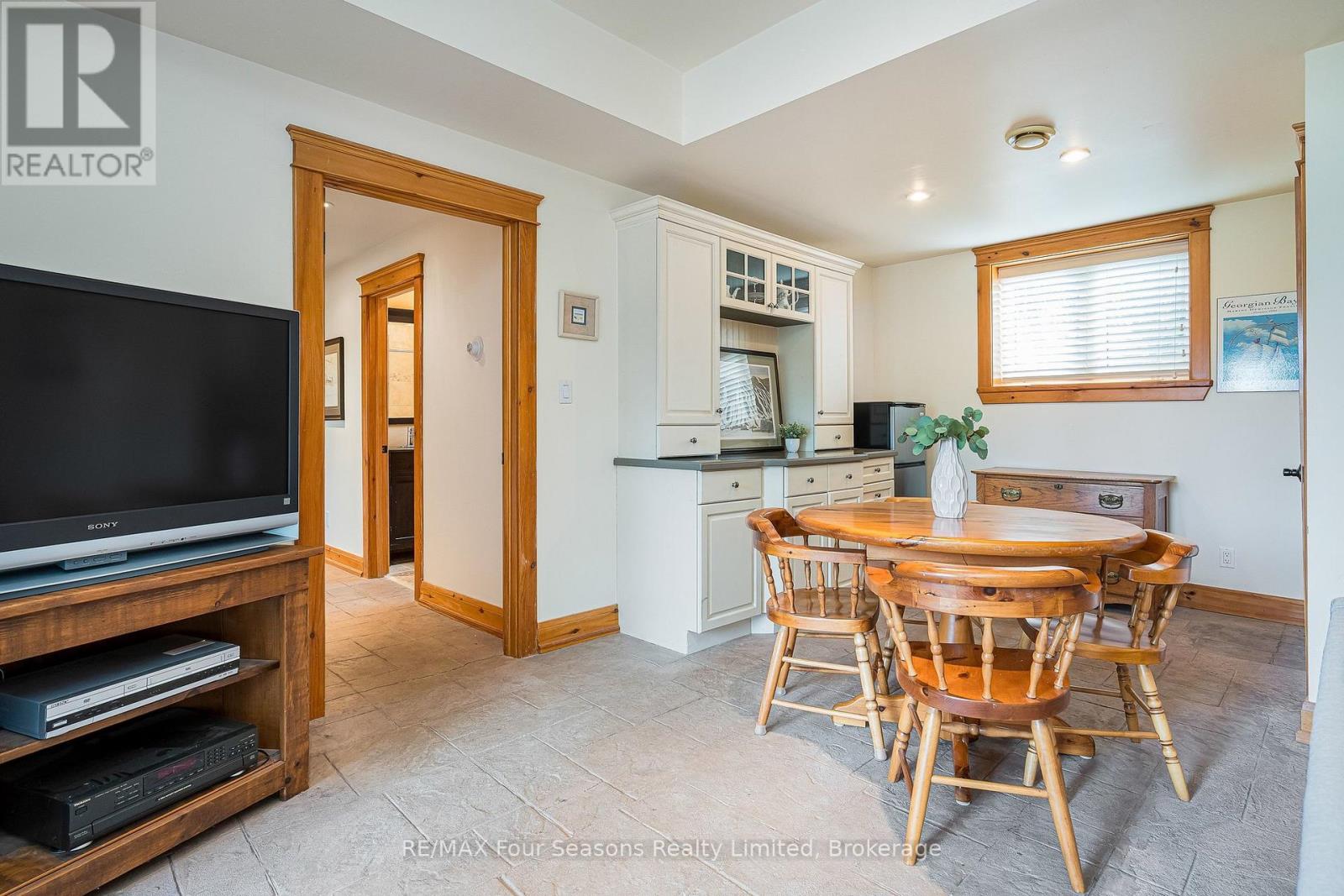 147 LAKESHORE ROAD E - 28