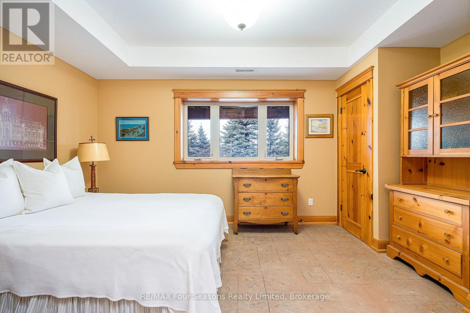 147 LAKESHORE ROAD E - 31