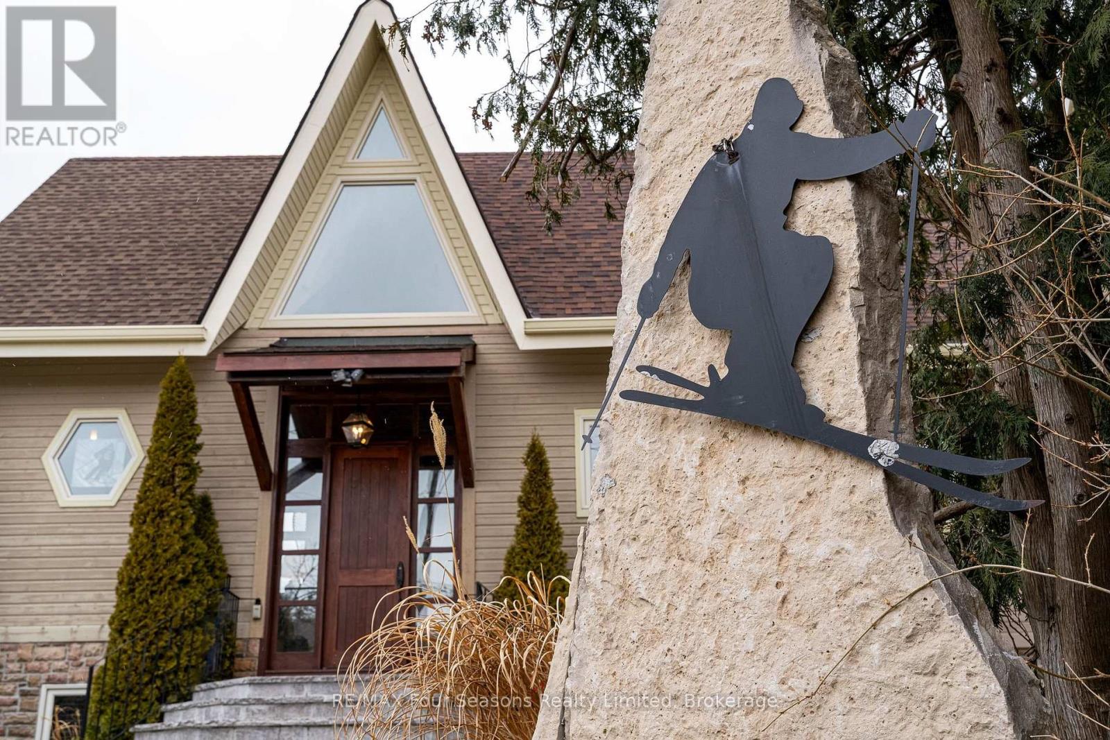 147 LAKESHORE ROAD E - 9