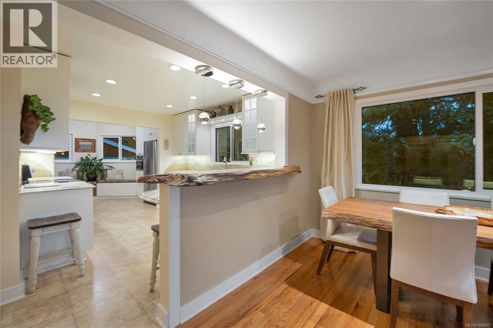 2229 ARBUTUS RD - 11