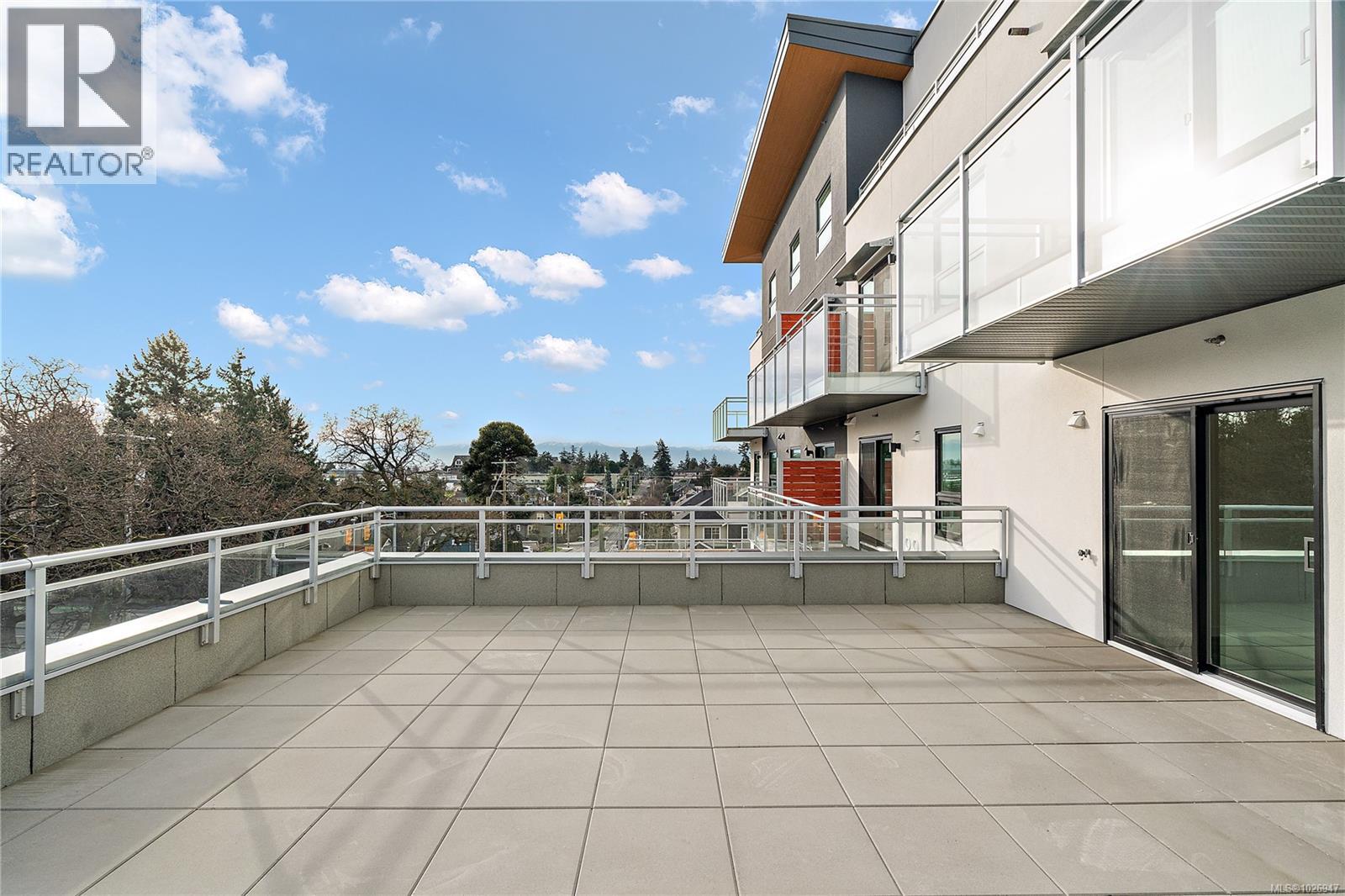 #307 1102 Esquimalt Rd - 1
