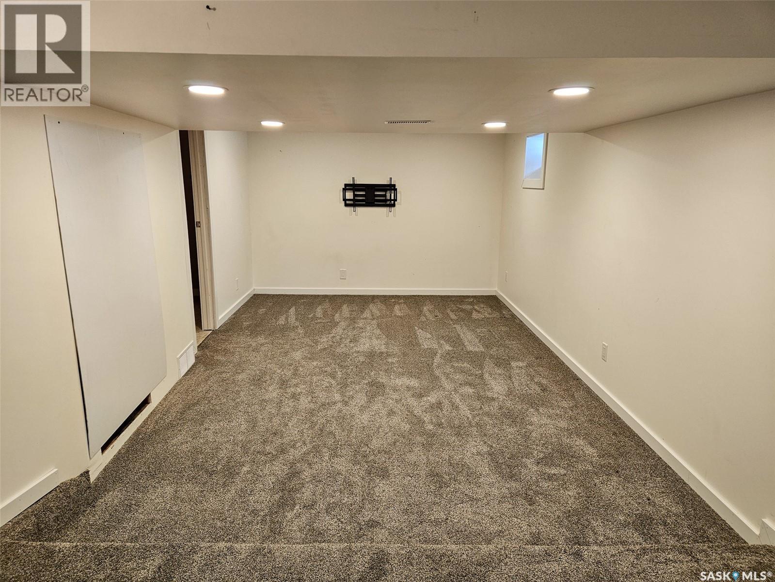 Single Family House Bungalow for Sale in  th AVENUE NE Swift Current 